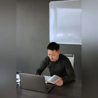 殷芳榕